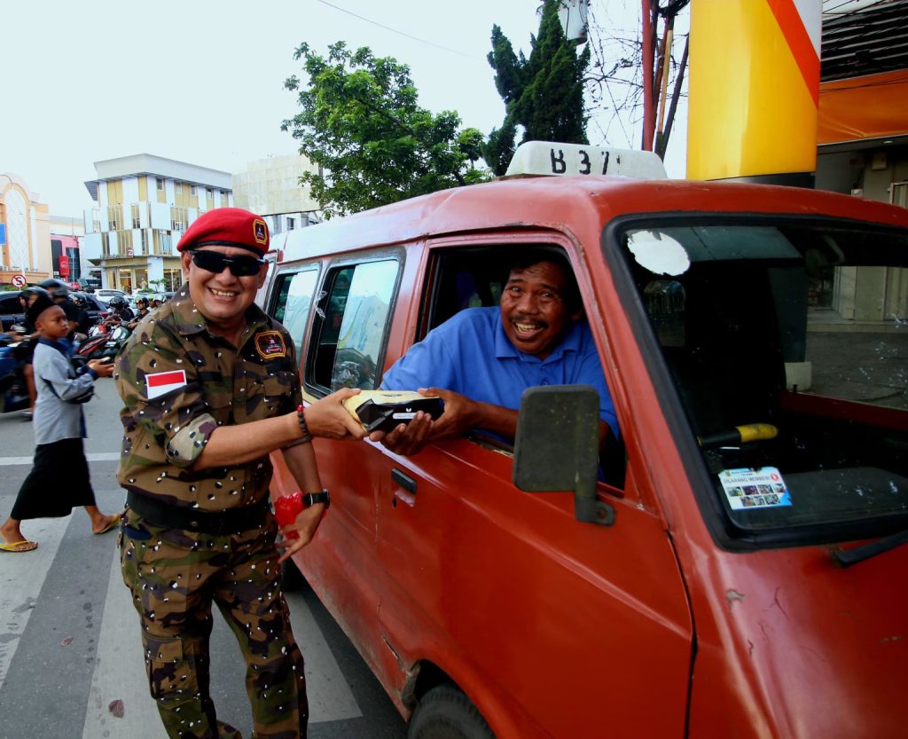 Grib Jaya DPC Samarinda berikan takjil gratis ke Pengguna jalan GRIB Jaya DPC Samarinda Berikan Takjil Gratis kepada Pengguna Jalan