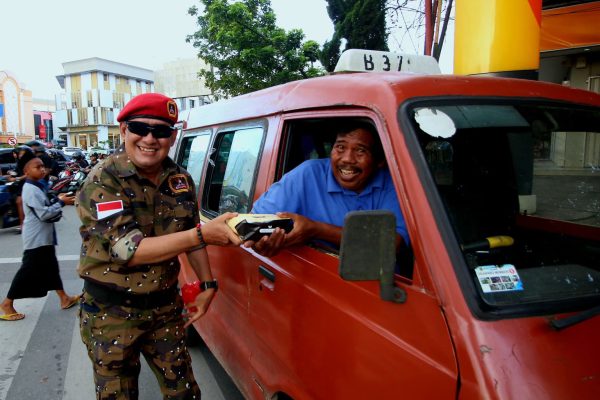 GRIB Jaya DPC Samarinda Berikan Takjil Gratis kepada Pengguna Jalan